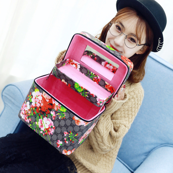 Козметична дамска чанта в няколко разцветки