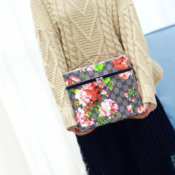 Козметична дамска чанта в няколко разцветки