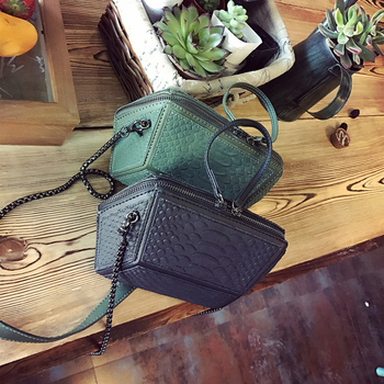 Стилна мини дамска чанта в интересна форма в зелен и черен цвят