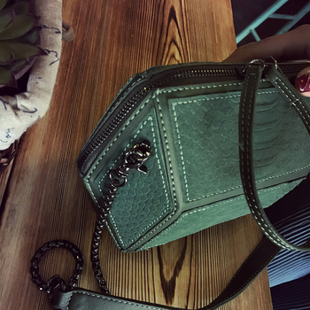 Стилна мини дамска чанта в интересна форма в зелен и черен цвят