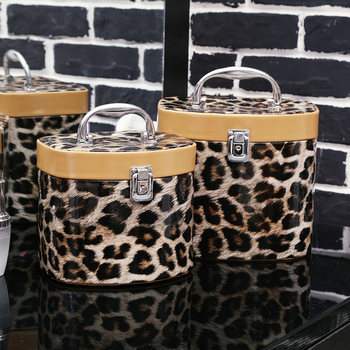 Козметична дамска чанта с метална дръжка в леопардова щампа