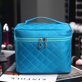 Козметична дамска чанта в изчистен модел в няколко цвята