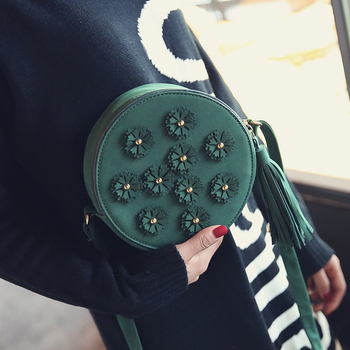 Стилна дамска чанта в кръгла форма с декорация цветя и пискюл
