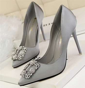 Много красиви дамски обувки на висок ток с красива орнаментика 