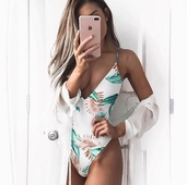 Стилен цял бански костюм във флароален мотив със силно изрязано деколте