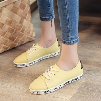Καθημερινά γυναικεία πάνινα παπούτσια σε κίτρινο, μαύρο και άσπρο  χρώμα με κεντήματα και επιγραφές