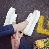 Κομψά γυναικεία δερμάτινα μοκασίνια με μαύρες και άσπρες φούντες