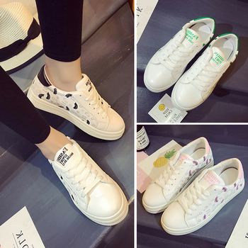 Γυναικεία πάνινα παπούτσια σε λευκό χρώμα με κεντήματα σε τρία σχέδια