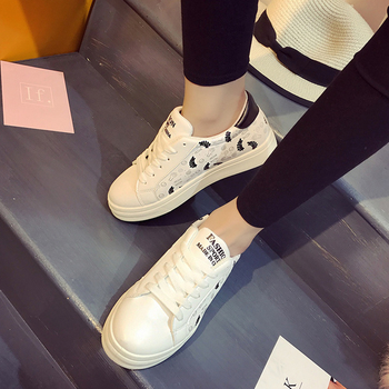 Γυναικεία πάνινα παπούτσια σε λευκό χρώμα με κεντήματα σε τρία σχέδια