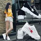 Γυναικεία πάνινα παπούτσια με υψηλό και άνετο πέλμα σε άσπρο και μαύρο χρώμα και με εικόνα