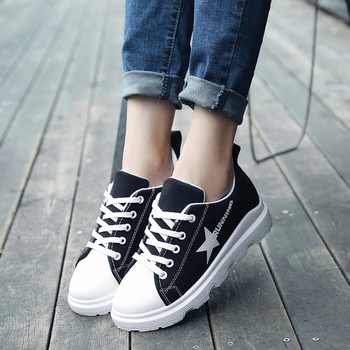 Γυναικεία πάνινα παπούτσια με υψηλό και άνετο πέλμα σε άσπρο και μαύρο χρώμα και με εικόνα