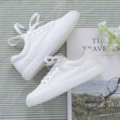 Γυναικεία αθλητικά παπούτσια σμε άσπρο και μαύρο χρώμα, σε καθαρό μοτίβο