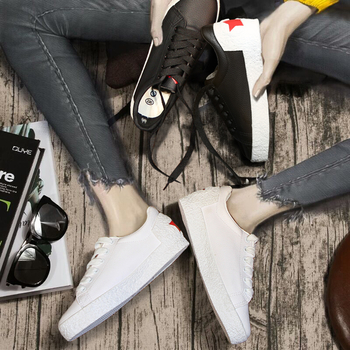 Γυναικεία αθλητικά παπούτσια σε μαύρο και άσπρο με μια εικόνα