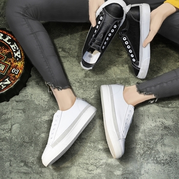 Γυναικεία πάνινα παπούτσια με λευκούς και μαύρους δεσμούς