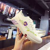 Αθλητικά κομψά γυναικεία αθλητικά παπούτσια σε λευκό χρώμα με κεντήματα