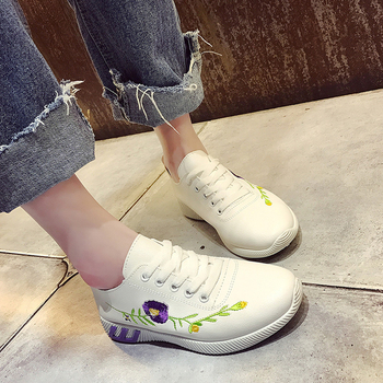 Αθλητικά κομψά γυναικεία αθλητικά παπούτσια σε λευκό χρώμα με κεντήματα