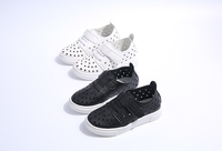 Αναπνεύσιμα παιδικά παπούτσια για κορίτσια σε λευκό και μαύρό με λουράκια βελκρό 