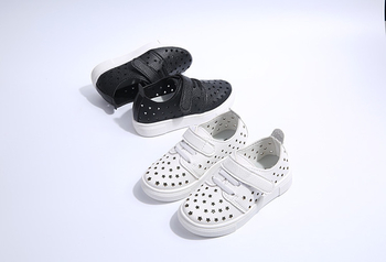 Αναπνεύσιμα παιδικά παπούτσια για κορίτσια σε λευκό και μαύρό με λουράκια βελκρό 