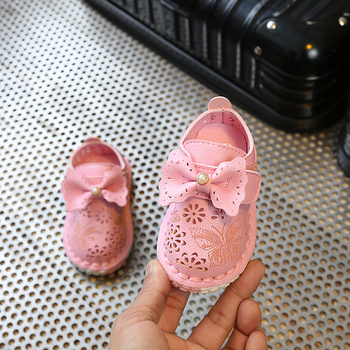 Απαλά παπούτσια με κορδέλες και λουράκια βελκρό σε ροζ και λευκό χρώμα