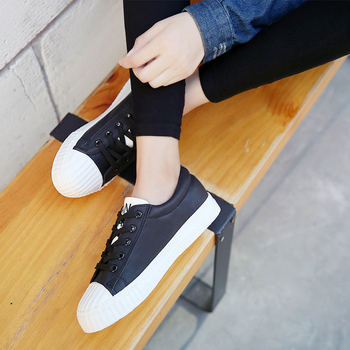 Αθλητικά-κομψά γυναικεία παπούτσια  με επίπεδη σόλα από καουτσούκ  σε μαύρο και άσπρο χρώμα