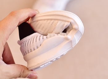 Άνετα αθλητικα παιδικά παπούτσια για κορίτσια και αγόρια σε λευκό, ροζ και μαύρο χρώμα