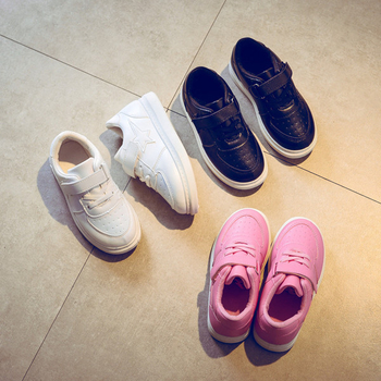 Αθλητικά παιδικά παπούτσια  για αγόρια και κορίτσια σε ροζ, άσπρο και μαύρο χρώμα με  λουράκια βελκρό