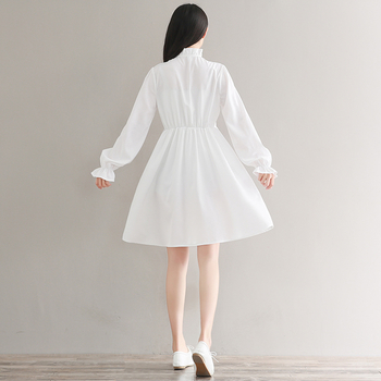 Стилна дамска рокля с дълъг ръкав в бял цвят 