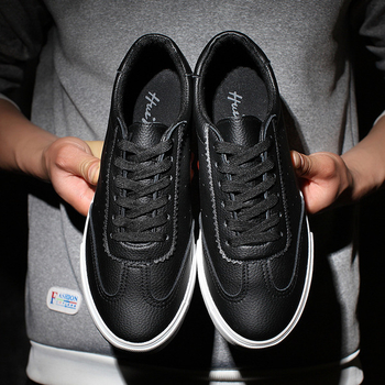 Ανδρικά casual, πολύ άνετα αθλητικά παπούτσια με επίπεδη σόλα και κορδόνα σε μαύρο και άσπρο χρώμα