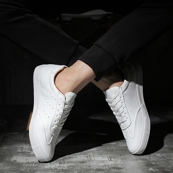 Ανδρικά casual, πολύ άνετα αθλητικά παπούτσια με επίπεδη σόλα και κορδόνα σε μαύρο και άσπρο χρώμα