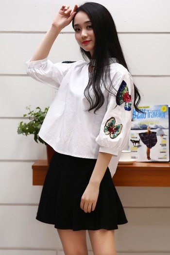 Красива и стилна дамска риза в широк модел с бродерия и пайети в черен и бял цвят