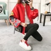 Актуално дамско яке в широк модел с бродерия на ръкавите в черен и червен цвят