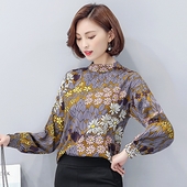 Κομψή κυρία μπλούζα με μακριά μανίκια και floral μοτίβα