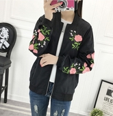 Απαλό  γυναικείο μπουφάν  με κεντήματα σε λευκό και μαύρο χρώμα