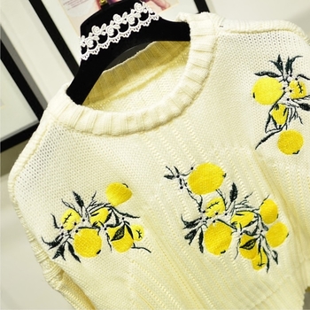 Стилен дамски пуловер в широк модел с бродерия в жълт цвят