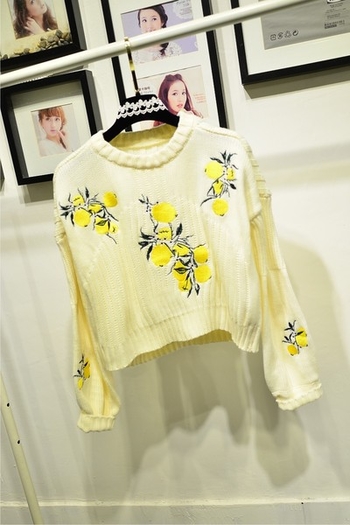 Κομψό γυναικείο πουλόβερ ε ευρύ μοτίβο με κέντημα σε κίτρινο χρώμα