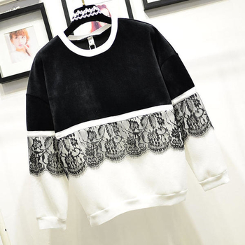 Όμορφο γυναικείο πουλόβερ σε μαύρο και άσπρο με δαντέλα και κολάρο σε σχήμα O
