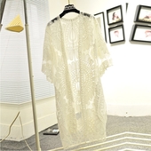 Όμορφο μακρύ  παρέο από δαντέλα σε ένα ελεύθερο μοντέλο σε λευκό χρώμα