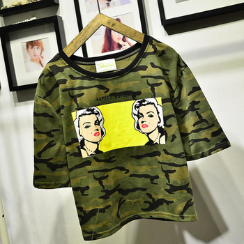 Γυναικείο T-shirt  με χρώμα καμουφλάζ με μια εικόνα κατάλληλη για τη καθημερινή ζωή