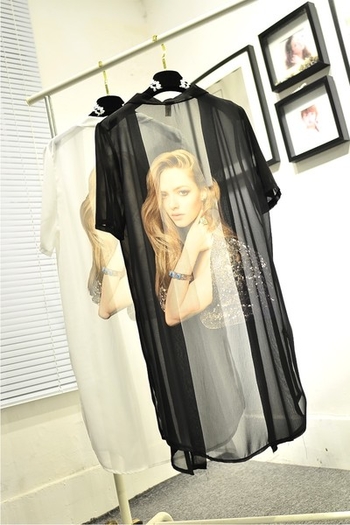 Стилна шифонена дамска дълга жилетка с изображение в бял и черен цвят