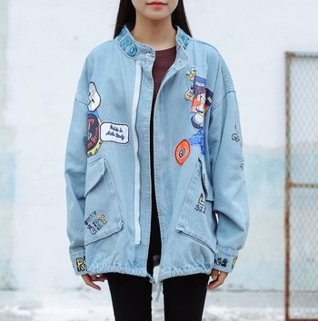 Κομψό τζιν  γυναικείο μπουφάν με freestyle  με ανοιχτόχρωμες εικόνες