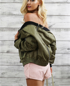 Μοντέρνο γυναικείο μπουφάν με διακοσμητικό φερμουάρ σε δύο διαφορετικά χρώματα