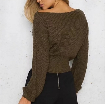 Дамски актуален пуловер с широка яка и много интересни връзки 