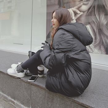Ζεστό και άνετο χειμωνιάτικο γυναικείο μπουφάν με κουκούλα σε καθαρό μοτίβο