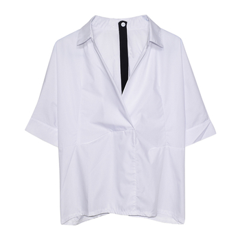 Семпла дамска риза с 3/4 ръкави в широк модел и в бял цвят