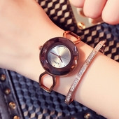 Модерен дамски часовник с аналогов дисплей