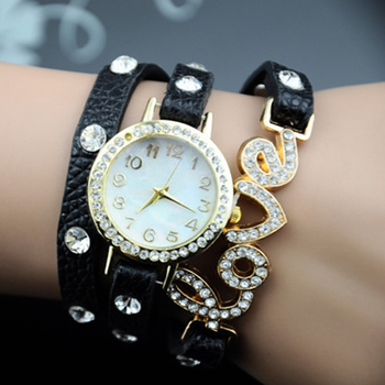 Актуален дамски часовник с камъчета и допълнителни аксесоари-гривни