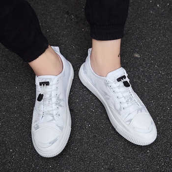 Ανδρικά πάνινα παπούτσια σε λευκό και μαύρο χρώμα που καλύπτονται με ένα πλέγμα κατάλληλα για καθημερινή ζωή