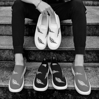 Αθλητικά και κομψά παπούτσια χωρίς κορδόνια με  κεντήματα σε λευκό, κόκκινο και μαύρο χρώμα