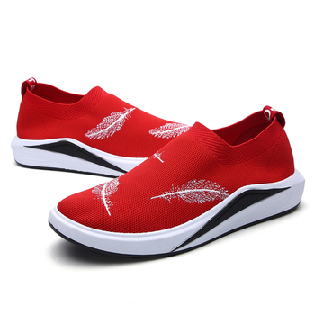 Αθλητικά και κομψά παπούτσια χωρίς κορδόνια με  κεντήματα σε λευκό, κόκκινο και μαύρο χρώμα