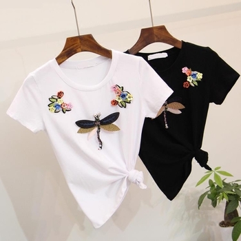 Стилна дамска тениска в бял и черен цвят с декорация